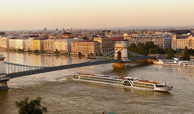 Elvecruiseskip på Donau