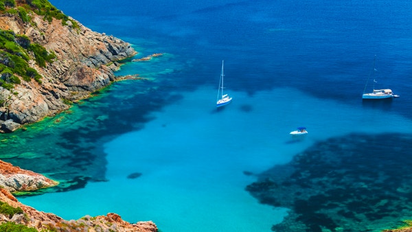 Korsika, fransk øy i Middelhavet. Kyst sommerlandskap, yachter fortøyd i den asurblå bukten