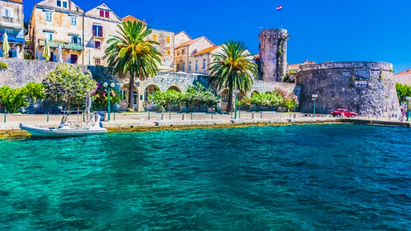 Utsikt mot kystbyen og promenaden på Korcula i Kroatia, et europeisk reisemål.