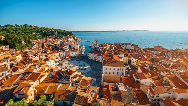 Vakkert luftfoto mot Piran sentrum med Tartini - torget, gamle bygninger med røde tak og Adriaterhavet i det sørlige Slovenia