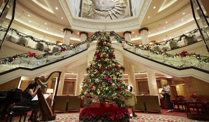 Cunard juletre ved hovedtrapp i lobby