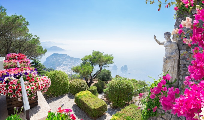 Utsikt fra fjellet Solaro av Capri-øya på en sommerdag, Italia.