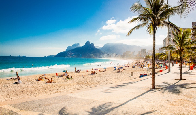 Palms and Two Brothers Mountain på Ipanema-stranden i Rio de Janeiro. Brasil.