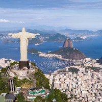 her ser man den store kristusstatuen i Rio de Janeiro