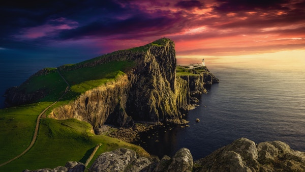Den siste solstrålen ved Neist Point Lighthouse. Neist Point er et av de mest kjente fyrene i Skottland og kan bli funnet på den vestligste spissen av Skye nær townshipen Glendale. Jeg besøkte dette stedet, ikke bare på grunn av den vakre naturen, men også fordi det er et utmerket sted å observere hvaler og delfiner. Isle of Skye, Glendale, Skottland