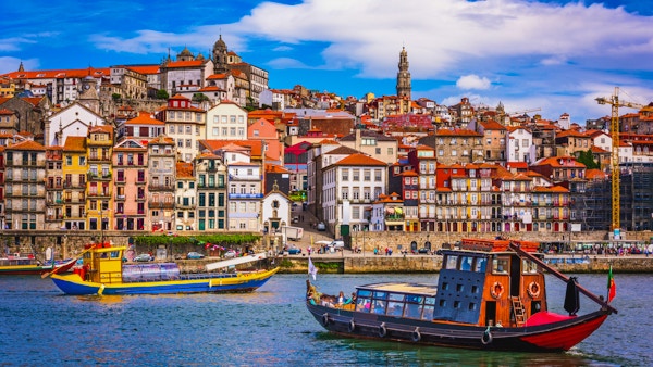 Porto, Portugals gamle bysilhuett fra over Douro-elven.