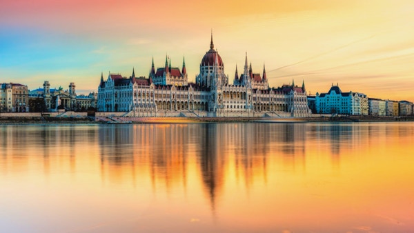 Staselig bygning sett fra Donau