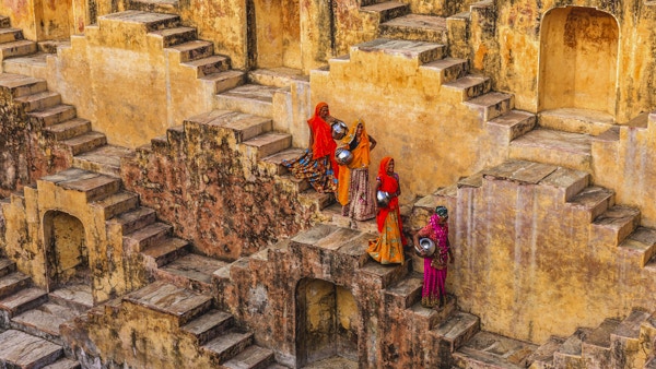 Indiske kvinner som frakter vann fra trinnbrønn nær Jaipur, Rajasthan, India. Kvinner og barn går ofte lange avstander for å bringe tilbake kanner med vann som de bærer på hodet.