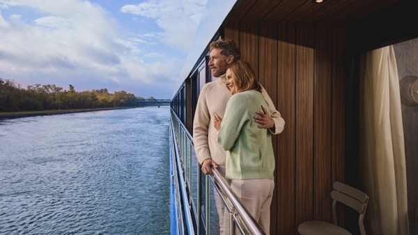Par står på balkongen på elvecruiseskip.