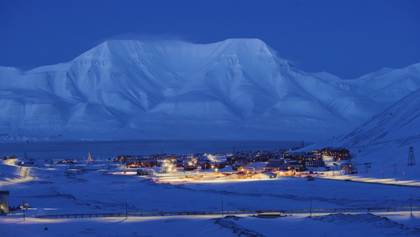 Longyearbyen med Hiortfjellet i bakgrunnen