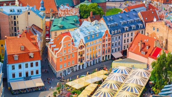 Topp luftfoto over gamlebyen med vakre fargerike bygninger i Riga, Latvia. Sommer solskinnsdag. Europeisk reiselivskonsept