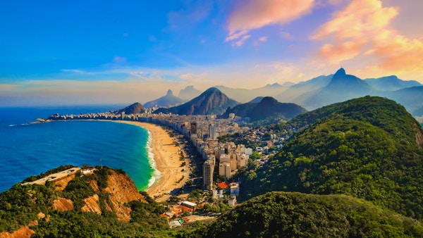 Luftfoto av den berømte Copacabana-stranden og Ipanema-stranden i Rio de Janeiro, Brasil
