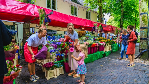 Blomstermarked med mennesker og vakre farger