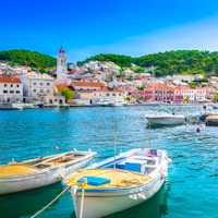 Kystlandskapet i den lille middelhavslandsbyen Pucisca på øya Brac, turiststed i Kroatia, Europa.