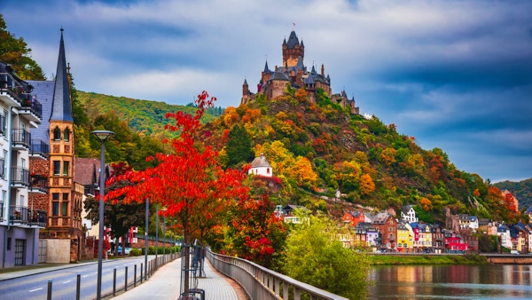 Cochem, Tyskland. Historisk romantisk by ved Mosel-dalen, Rheinland-Pfalz i røde høstfarger