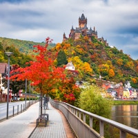 Cochem, Tyskland. Historisk romantisk by ved Mosel-dalen, Rheinland-Pfalz i røde høstfarger