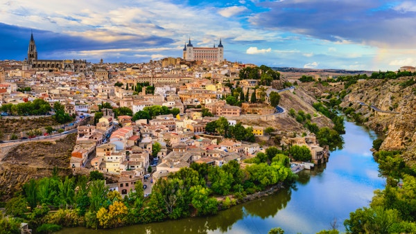 Toledo, Spanias gamlebys skyline ved elven Tejo.
