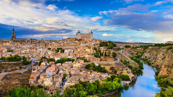 Toledo, Spanias gamlebys skyline ved elven Tejo.