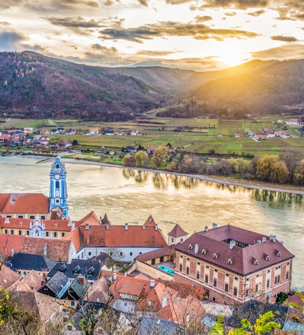 Panoramautsikt over den vakre Wachau-dalen med den historiske byen Dürnstein. Dürnstein og den berømte Donau-elven i vakkert gyllent kveldslys ved solnedgang, Nedre Østerrike-regionen, Østerrike
