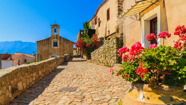 Korsika er den største franske øya i Middelhavet og det mest populære feriemålet for franskmenn.