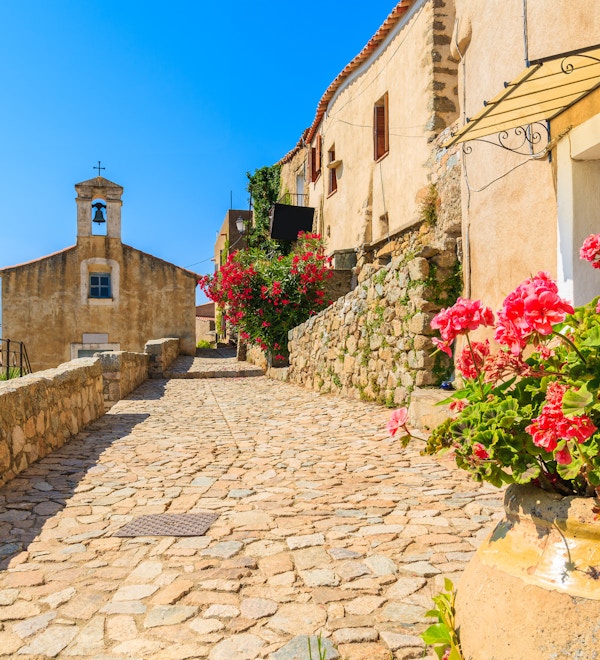 Korsika er den største franske øya i Middelhavet og det mest populære feriemålet for franskmenn.