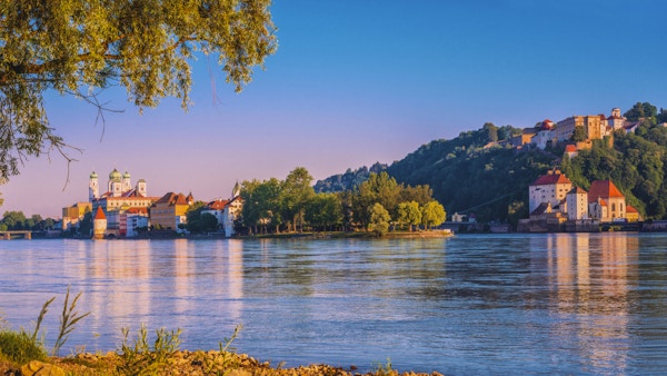Utsikt over Passau og de tre elvene hjørnet og sammenløp av Donau, Inn og Ilz på vakker sommerdag.