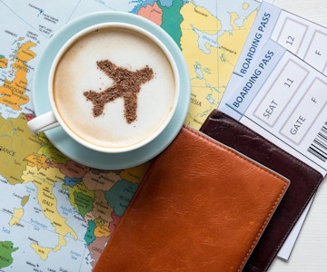 Europakart og flymotiv i cappuccino (laget av kanel). Reisekonsept. Reisebyrå