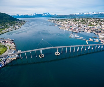 Bridge of city Tromso, Norge flyfotografering. Tromso regnes som den nordligste byen i verden med en befolkning over 50 000.