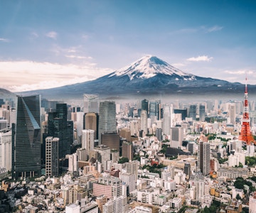 Utsikt over Mt. Fuji, Tokyo Tower og overfylte bygninger i Tokyo sentrum.