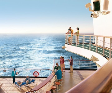 Flere dekk på cruiseskip med folk og aktiviteter.