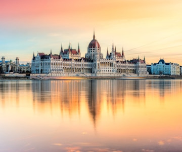 Staselig bygning sett fra Donau