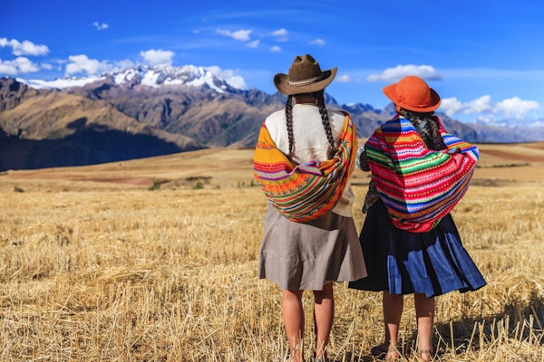 Peruvianske kvinner i nasjonale klesdrakter ved foten av Andesfjellene.