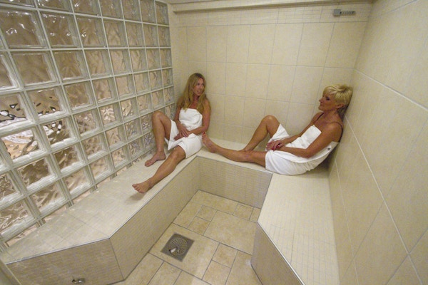 To kvinner slapper av med dampbad.