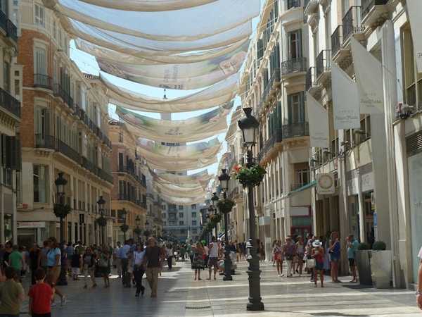 Butikker og mennesker i gamlebyen i Malaga.