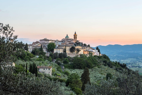 Utsikt til den vakre middelalderbyen Trevi, italia.