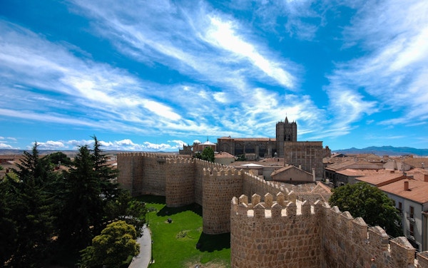 Utsikt over Avila-katedralen fra murene i middelalderbyen