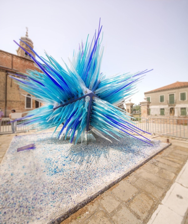 Glassstatue av blå stjerne på Murano eller Burano øy i Venezia, Italia