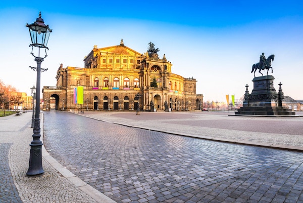 Dresden, Operahuset Semper på en solrik dag med blå himmel. Tyskland landemerke.