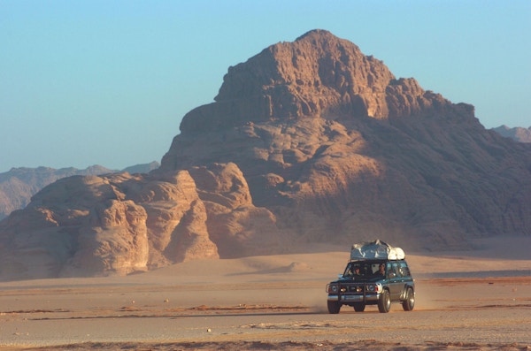 Jeepsafari i storslalgent ørkenlandskap.