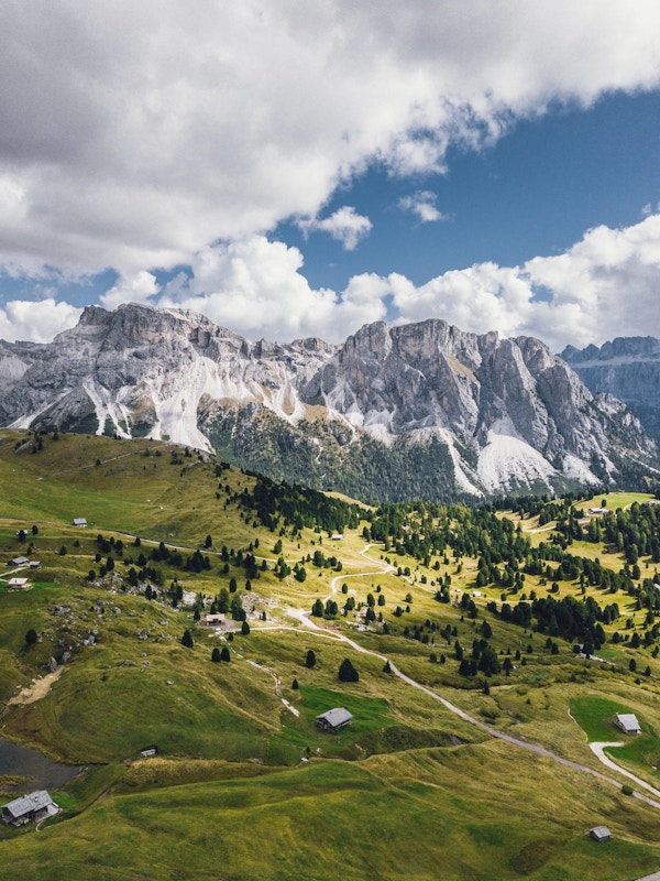 Naturskjønn panoramautsikt over Dolomittene på en solrik dag