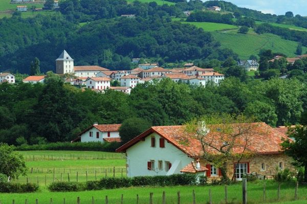 Typisk 'baskisk' landsby (Sare - Frankrike i Frankrike)