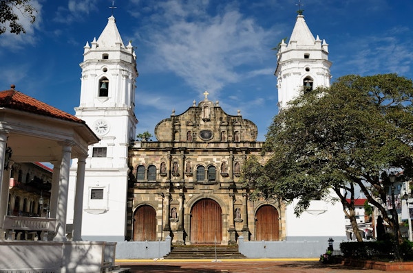 Panama, Casco Veijo er det historiske koloniale sentrum i Panama City. Bybildet - gamlebyen - Basilica of the Mother of God