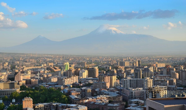 Armenia. Byutsikt over fjellet Yerevan og Ararat.