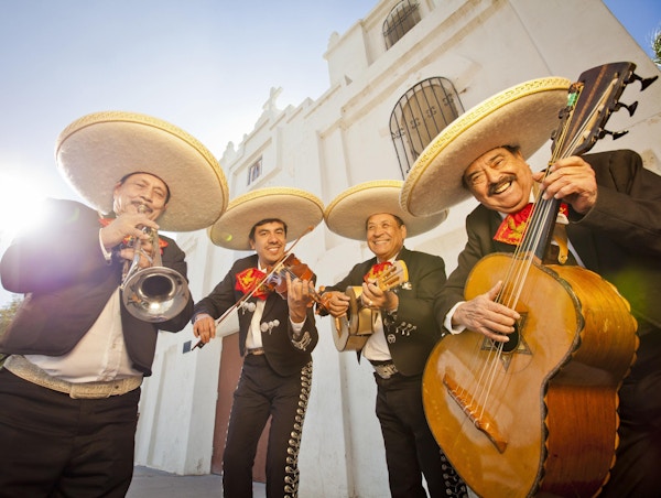 Gruppe på fire musikere som spiller Mariachi-musikk