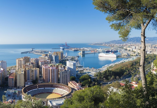 Luftfoto av byen og havnen i Malaga i Andalucia, Spania
