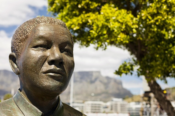 Nelson mandela statue ved waterfront