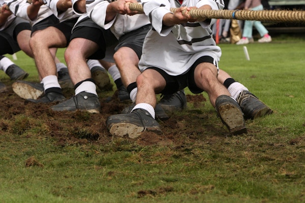 "Tug of war" er engammel, tradisjonell sport der to lag konkurrerer mot hverandre i tautrekking.