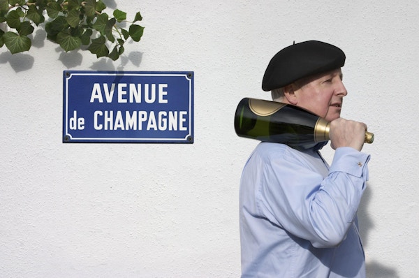 I hjertet av Champagne-regionen ligger Epernay, med Champagne Avenue. En allé som inneholder 9 berømte Champagne-hus, hvorav det største har 17 mil med underjordiske huler og lagring av 100 millioner flasker. Epernay er virkelig 'Champagne-hovedstaden'
