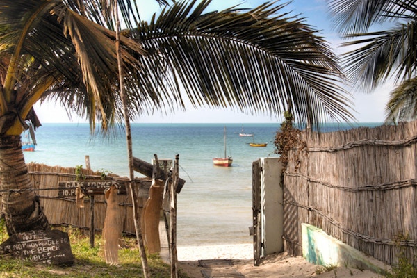 Porten til et pensjonat i Vilanculos i Mosambik som peker mot stranden og Det indiske hav.