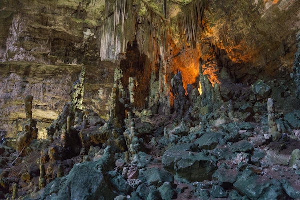 Castellana-hulene er et bemerkelsesverdig karst-grottesystem som ligger i Castellana Grotte kommune, Puglia, Italia